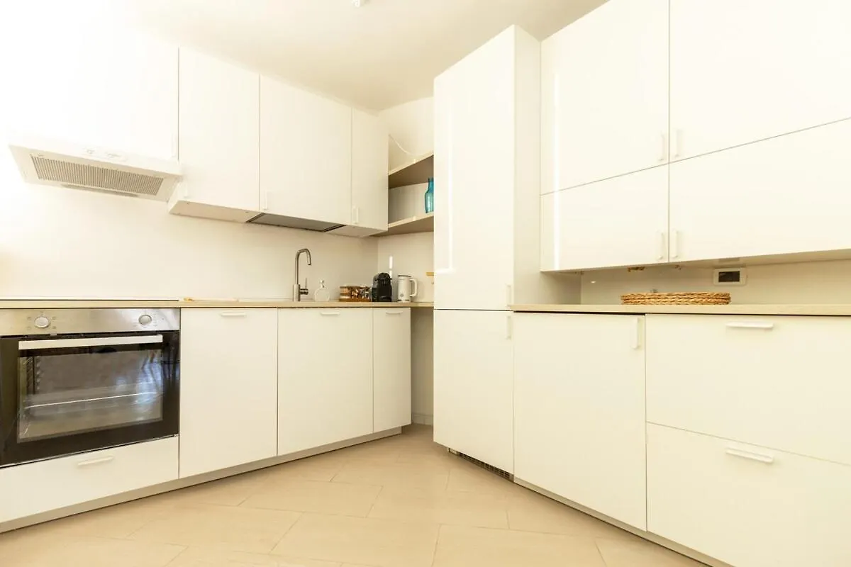 Sunny Retreat Near Metro, 12 Min To Duomo Apartment Milan