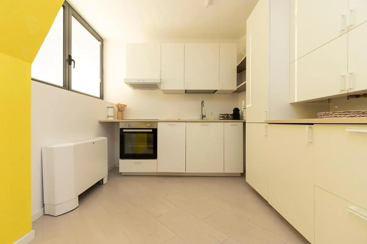 Sunny Retreat Near Metro, 12 Min To Duomo Apartment Milan