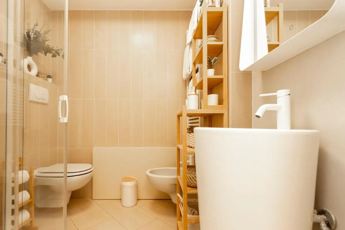 Sunny Retreat Near Metro, 12 Min To Duomo Apartment Milan Italy