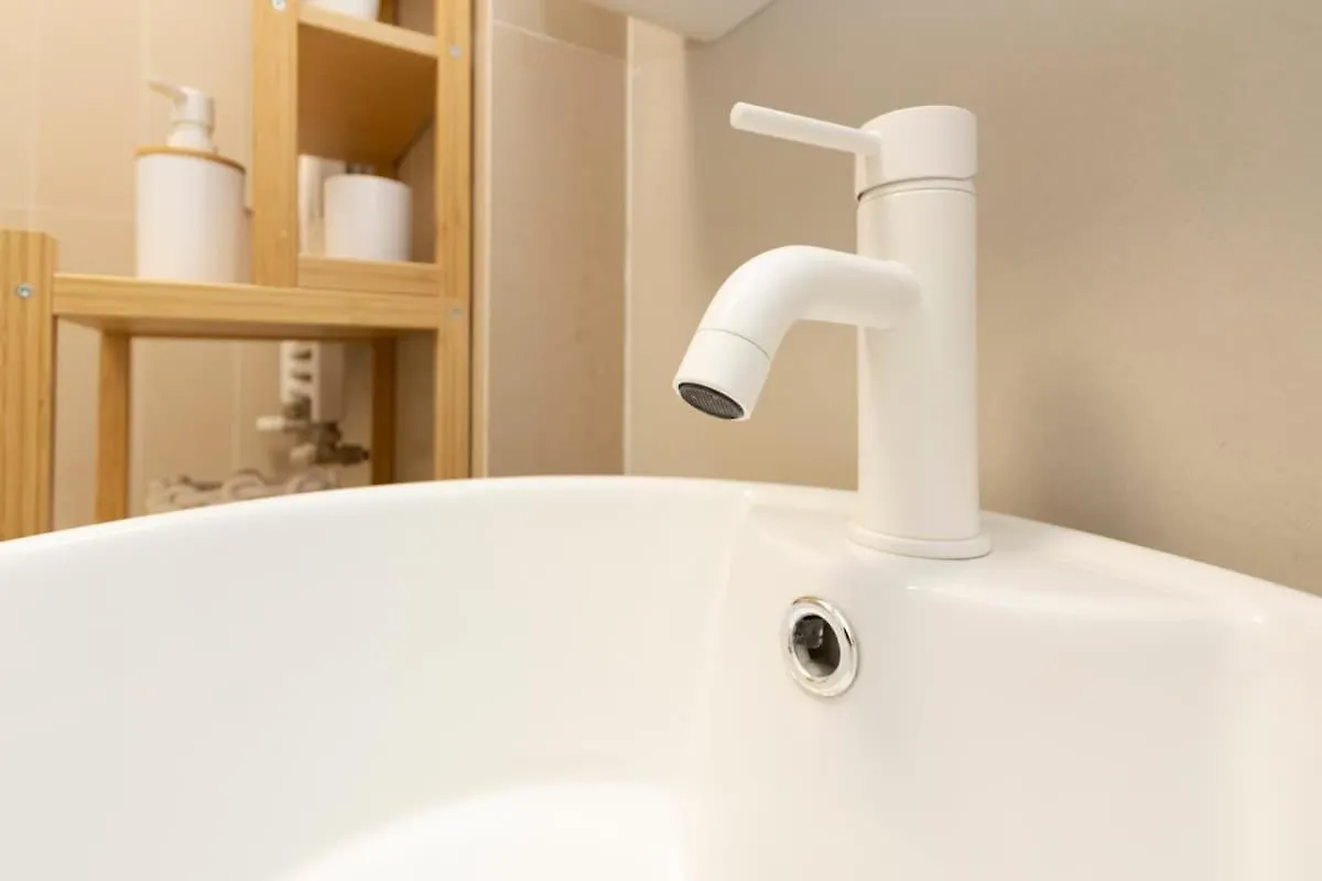 Sunny Retreat Near Metro, 12 Min To Duomo Apartment Milan