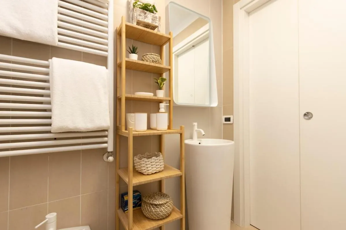 Sunny Retreat Near Metro, 12 Min To Duomo Apartment Milan